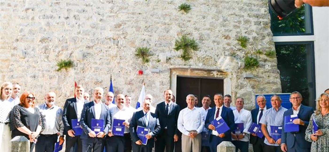 Ministar Erlić u Benkovcu uručio ugovore vrijedne 7,2 milijuna eura